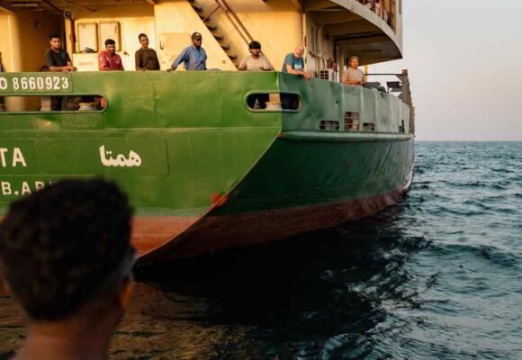Hundreds of ships wait outside Gulf for full opening of Hormuz Strait
