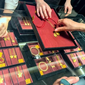 Chinese Jeweller Laopu Gold’s Shares Drop on Growth Outlook