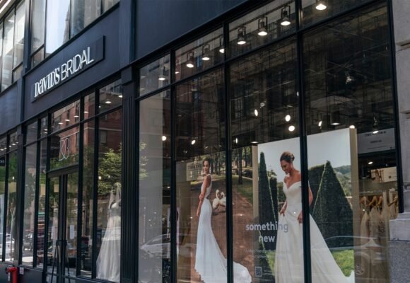 Taylor Swift Wedding-Dress Fever Has Bridal Brands on High Alert